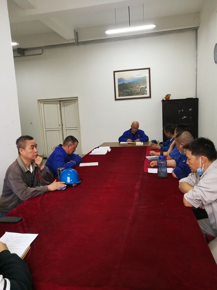 機(jī)加裝配黨支部召開(kāi)全體黨員大會(huì)，組織主題教育學(xué)習(xí)。