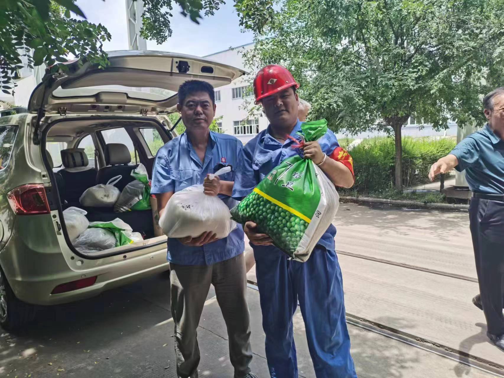 給一線(xiàn)生產(chǎn)車(chē)間和工地職工購(gòu)買(mǎi)了一批白糖、綠豆等防暑降溫品送到了車(chē)間工地